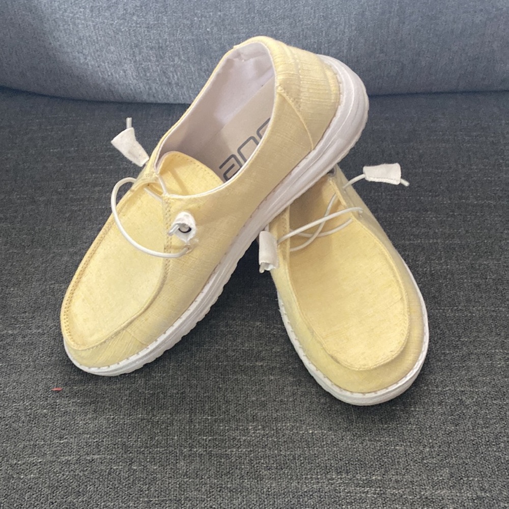 Like new womens HEY DUDES SIze 7